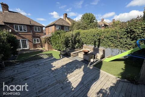 3 bedroom semi-detached house to rent, Boxmoor Road, Romford