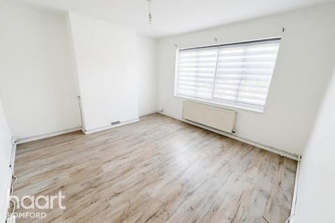 3 bedroom semi-detached house to rent, Boxmoor Road, Romford