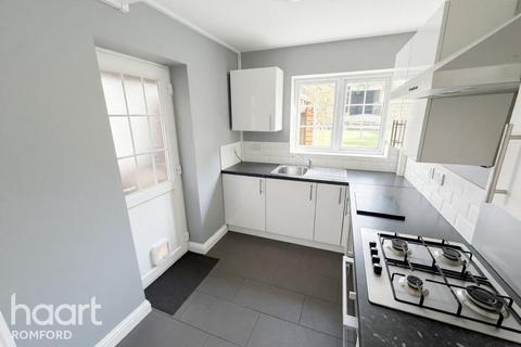 3 bedroom semi-detached house to rent, Boxmoor Road, Romford