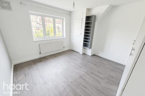 3 bedroom semi-detached house to rent, Boxmoor Road, Romford