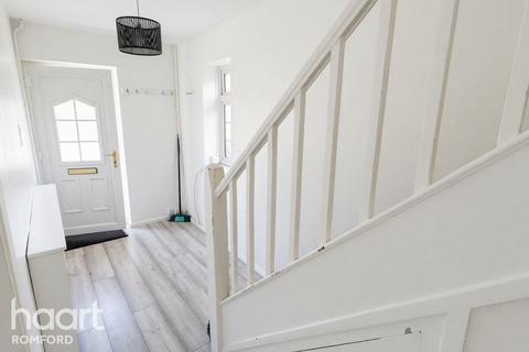 3 bedroom semi-detached house to rent, Boxmoor Road, Romford