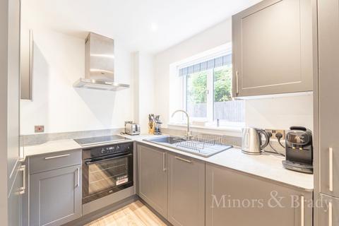 2 bedroom apartment to rent, Overstrand Road, Cromer