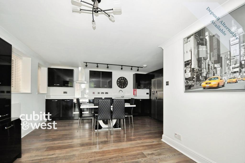 Apartment in Purley - More