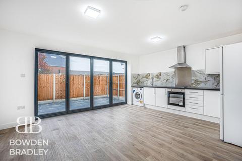 2 bedroom flat to rent, Limes Avenue, Chigwell, IG7