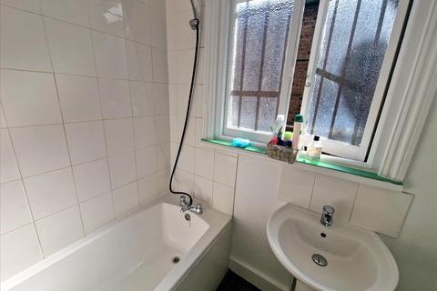 House share to rent, Bromley Road, Catford, London, SE6