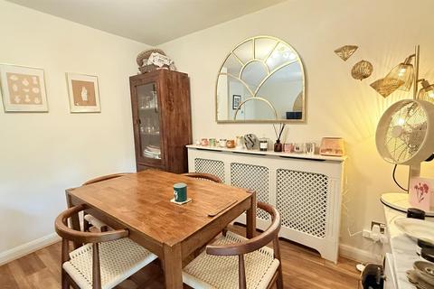 2 bedroom flat for sale, Wake Green Park, Birmingham B13