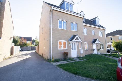 4 bedroom semi-detached house to rent, Snowdrop Close, West Lynn