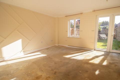 4 bedroom semi-detached house to rent, Snowdrop Close, West Lynn