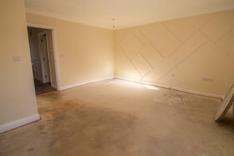 4 bedroom semi-detached house to rent, Snowdrop Close, West Lynn