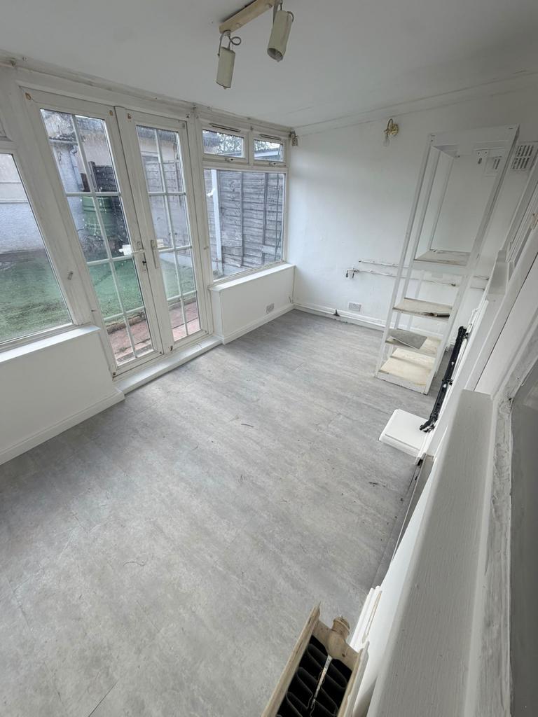 House in London, Chadwell Heath - More