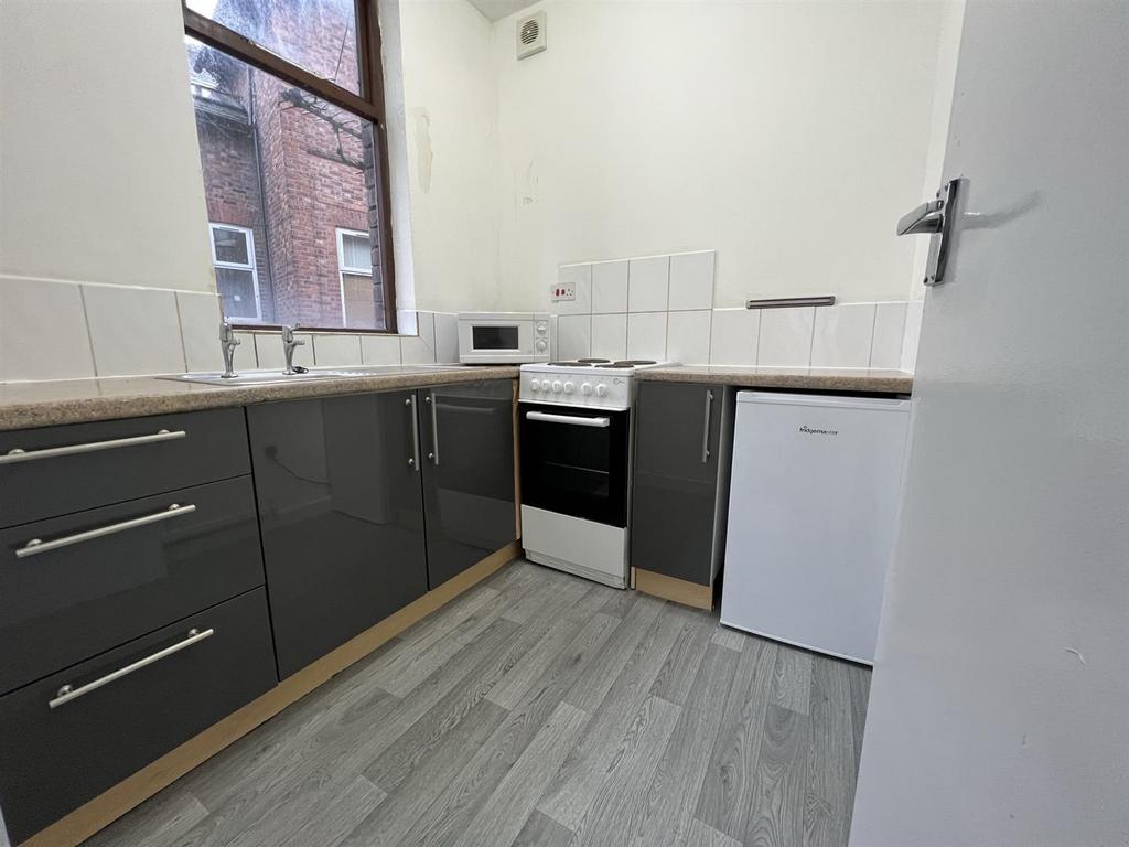 Apartment in Manchester, Victoria Park, Rusholme - View 4