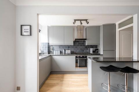2 bedroom flat for sale, Trent Court, New Wanstead,
