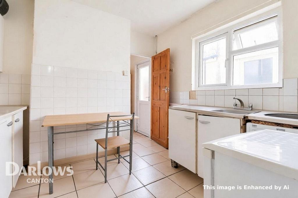 House in Cardiff, Grangetown - More