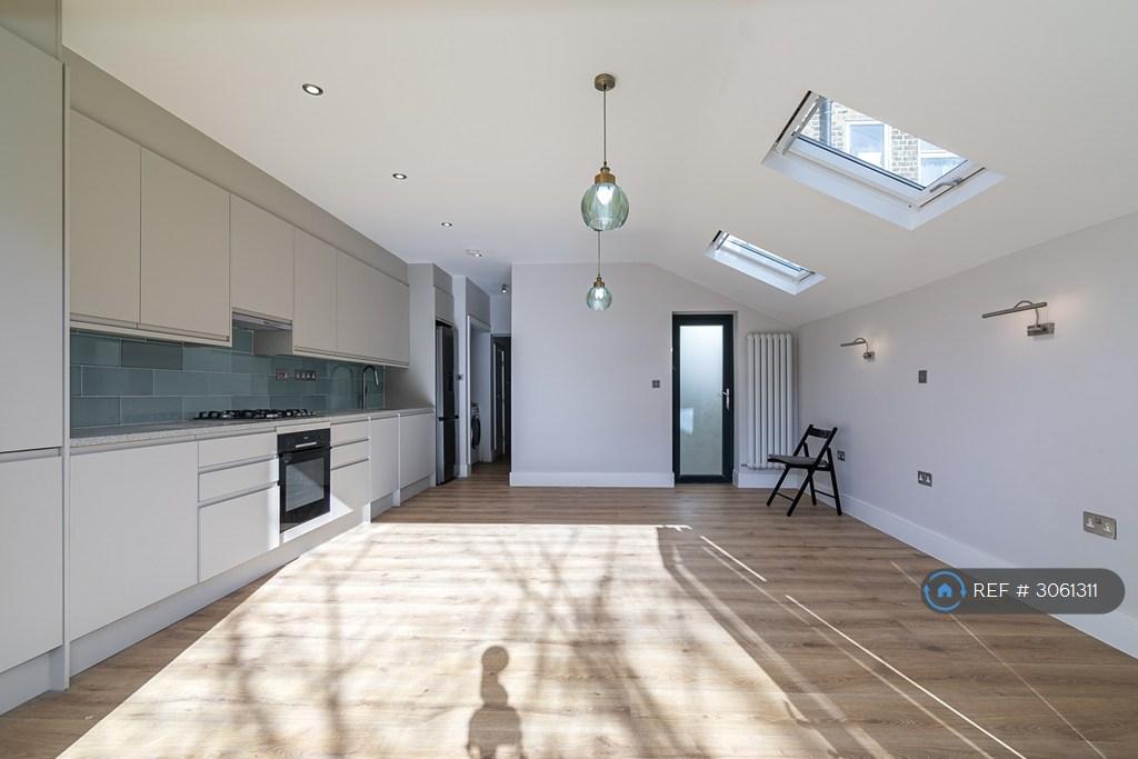Apartment in London, Leytonstone - View 3