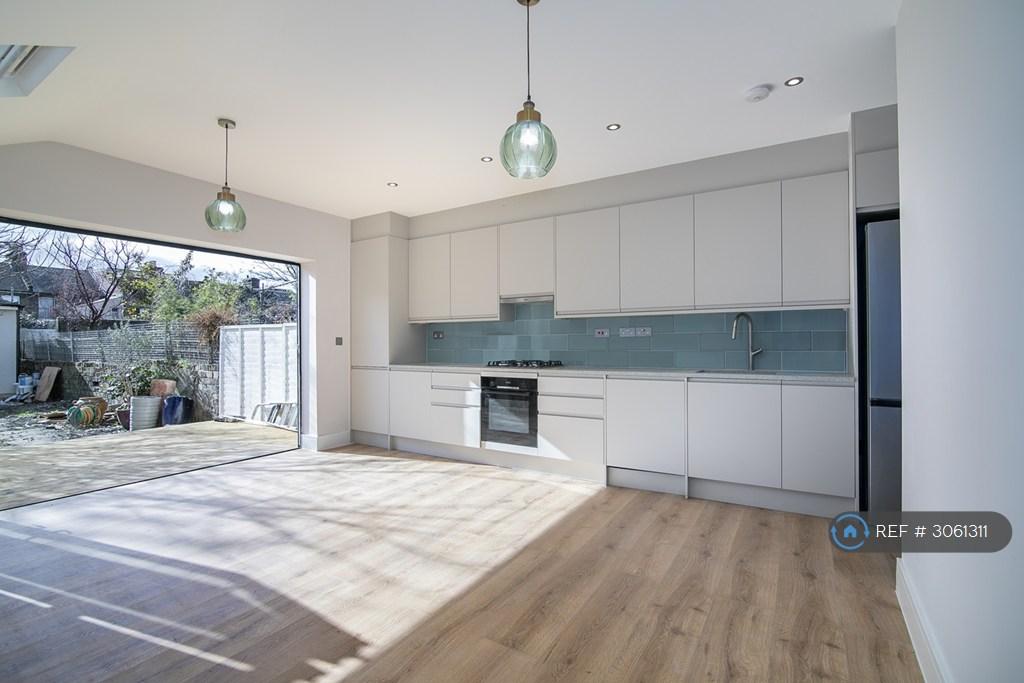 Apartment in London, Leytonstone - View 4