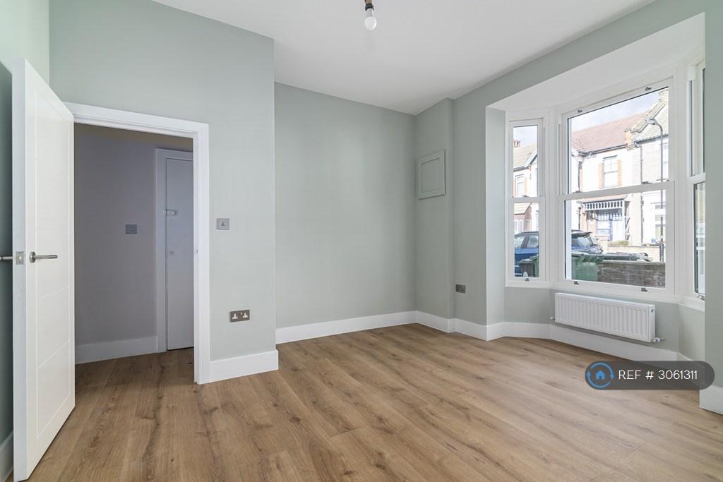 Apartment in London, Leytonstone - View 5