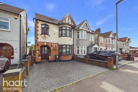 4 bedroom semi-detached house for sale, Rose Glen, Romford