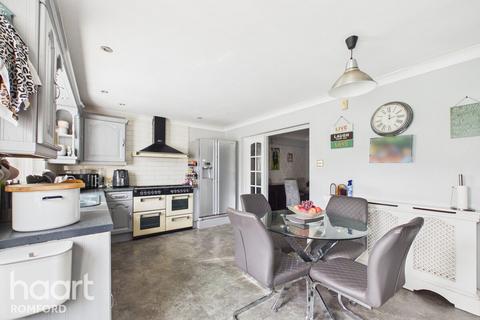 4 bedroom semi-detached house for sale, Rose Glen, Romford
