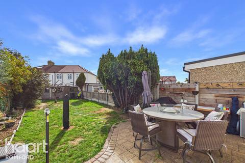 4 bedroom semi-detached house for sale, Rose Glen, Romford