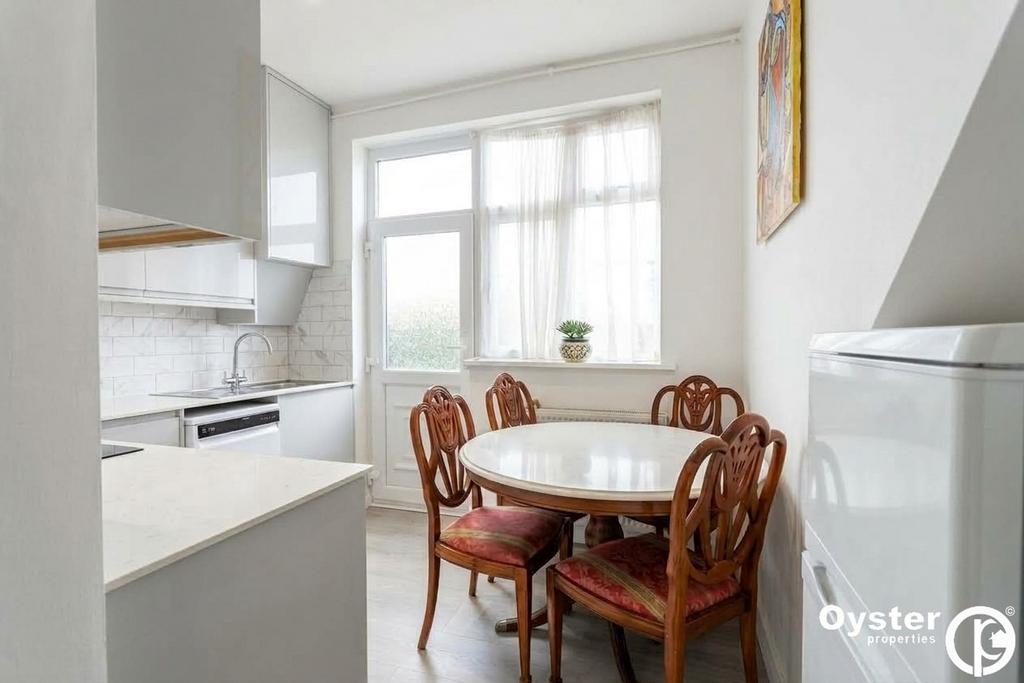 Apartment in Barnet - View 4