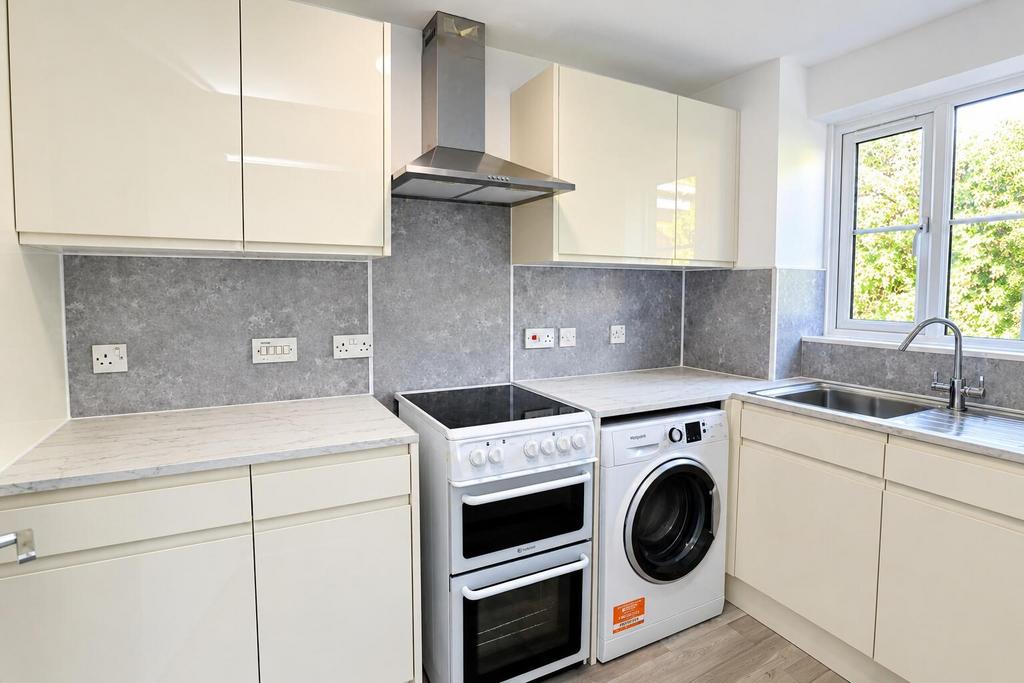 Apartment in Surrey - View 3