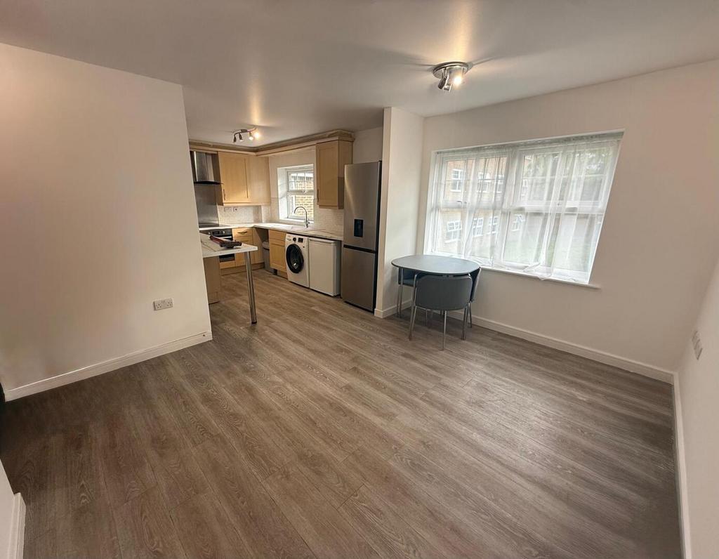 Apartment in Barnet - View 4