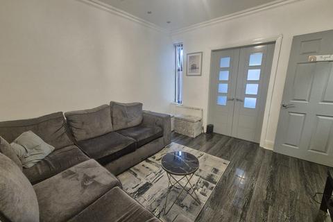 3 bedroom semi-detached house to rent, Balmoral Avenue, Hyde, SK14