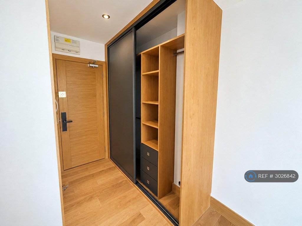 Apartment in Croydon - More
