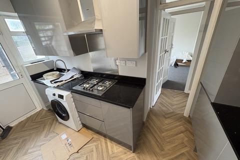 2 bedroom apartment to rent, Livingstone Road, Southall
