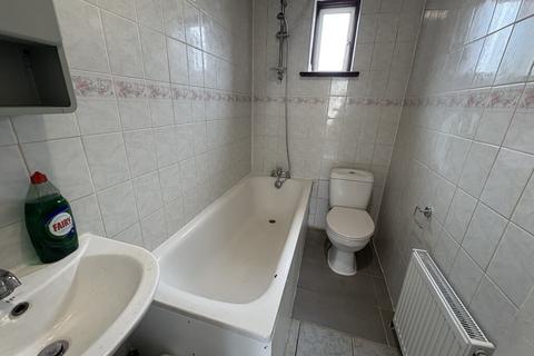 2 bedroom apartment to rent, Livingstone Road, Southall