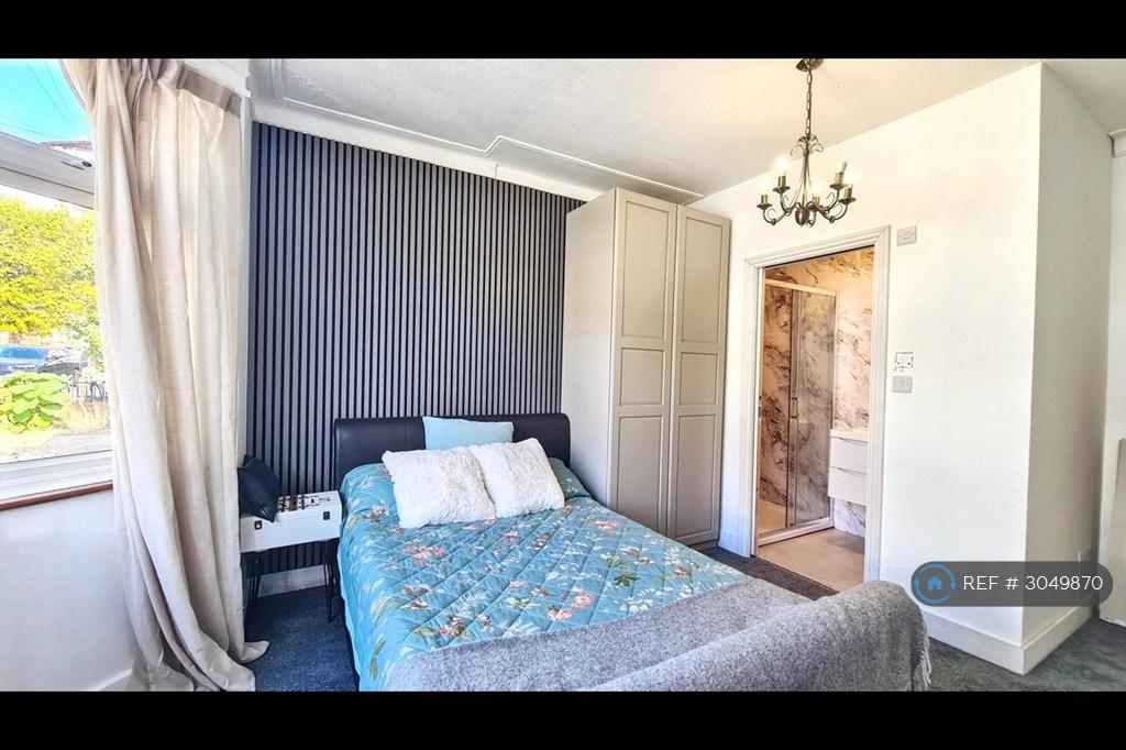 House in London, Royal Borough of Kingston upon Thames - View 2