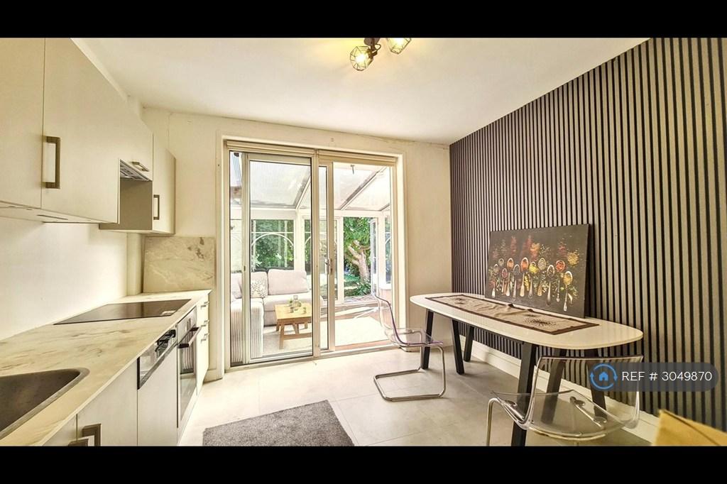 House in London, Royal Borough of Kingston upon Thames - View 4