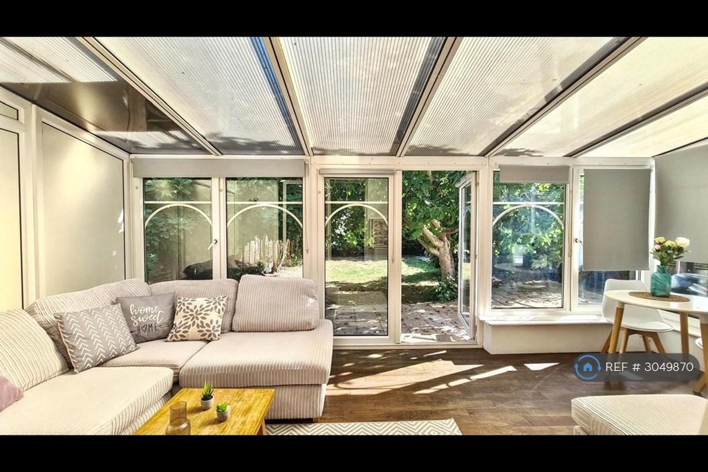 House in London, Royal Borough of Kingston upon Thames - View 5