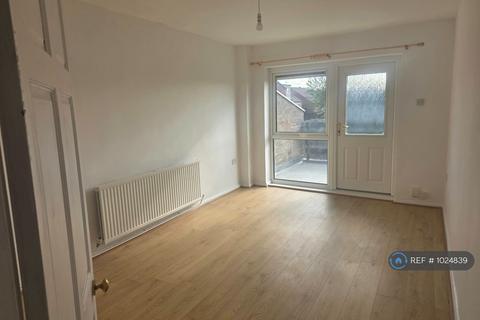 3 bedroom flat to rent, Radstone Walk, Leicester, LE5