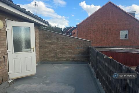 3 bedroom flat to rent, Radstone Walk, Leicester, LE5