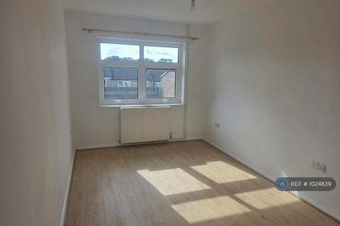 3 bedroom flat to rent, Radstone Walk, Leicester, LE5
