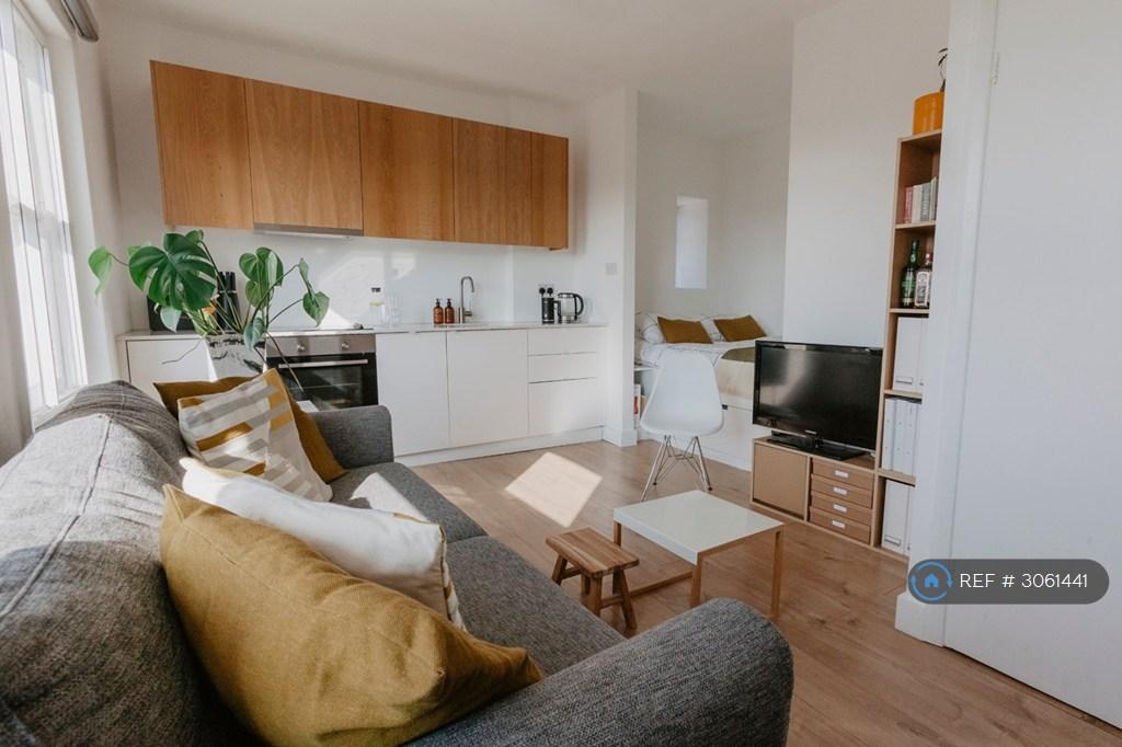 Apartment in Kingston Upon Thames - View 2