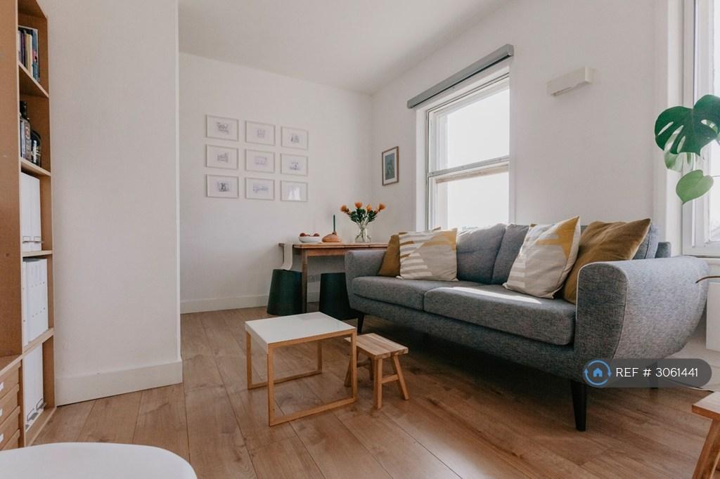 Apartment in Kingston Upon Thames - View 3