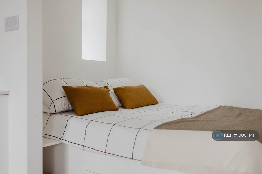 Apartment in Kingston Upon Thames - View 5