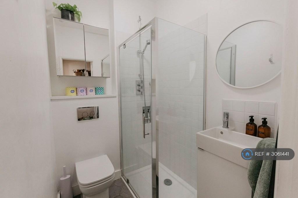 Apartment in Kingston Upon Thames - More