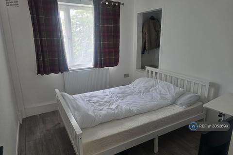 1 bedroom in a flat share to rent, Westfield Close, Enfield, EN3