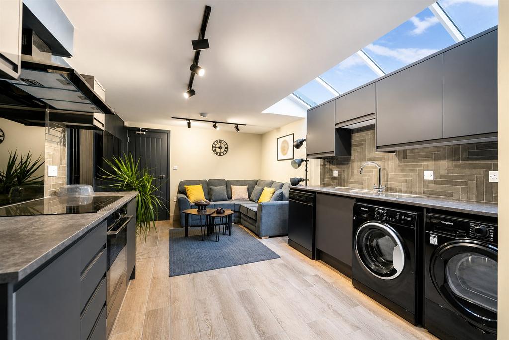 House in Birmingham, West Midlands - More