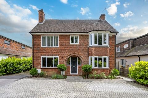 4 bed detached house for rent in Emmbrook Road, Wokingham, RG41
