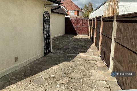 3 bedroom bungalow to rent, Bovingdon Avenue, Wembley, HA9