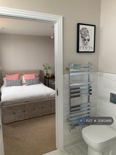 1 bedroom in a flat share to rent, Station Road, London, N11