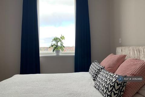 1 bedroom in a flat share to rent, Station Road, London, N11