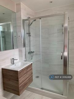1 bedroom in a flat share to rent, Station Road, London, N11