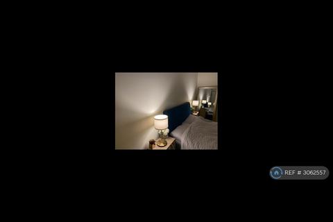 1 bedroom in a flat share to rent, Hornchurch Road, Uxbridge, UB10