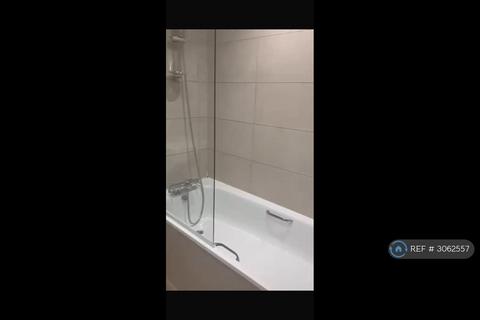 1 bedroom in a flat share to rent, Hornchurch Road, Uxbridge, UB10