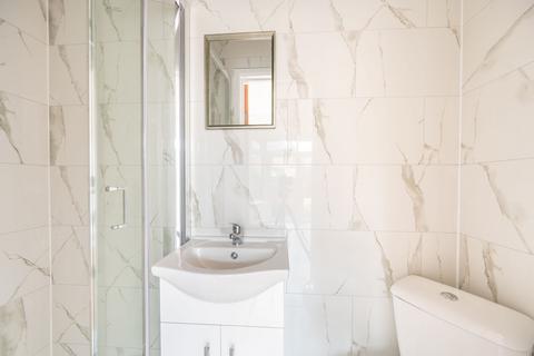 5 bedroom semi-detached house to rent, Whitton Avenue East, UB6, Sudbury, Greenford, UB6
